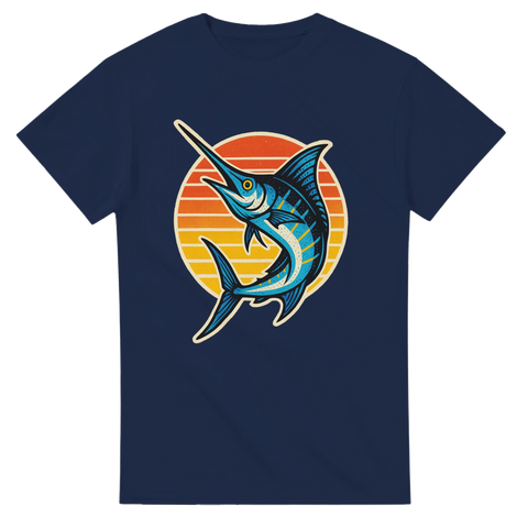 Marinblå t-shirt med färgstark illustration av en blå marlin framför en retro solnedgång i orange och rött.