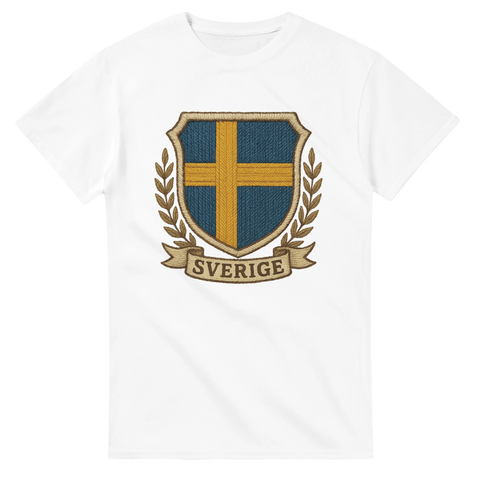 Vit t-shirt med vapensköld i blått och gult, svensk flagga och texten “Sverige”