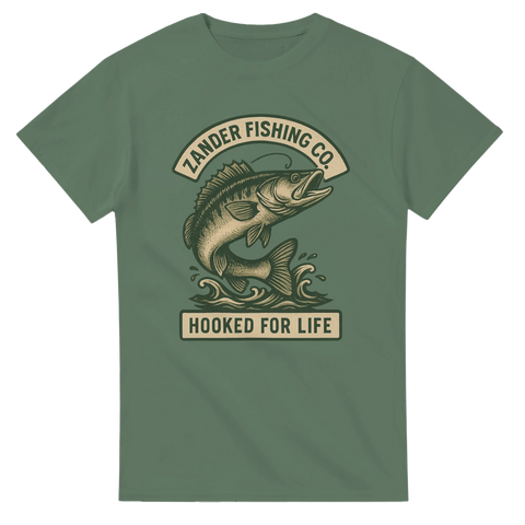 Grön t-shirt med illustrerad gös som hoppar upp ur vattnet, text "Zander Fishing Co – Hooked for life"