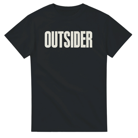 T-shirt med stort texttryck OUTSIDER i vit stilren font