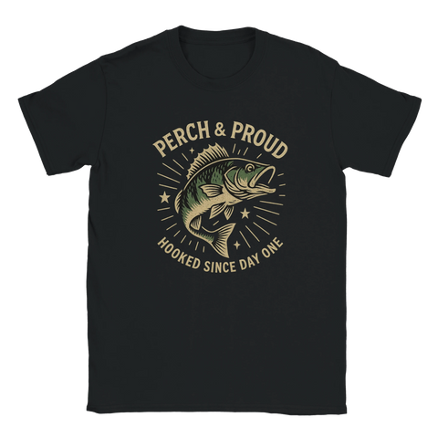 Svart t-shirt med abborremotiv och texten "Perch & Proud – Hooked Since Day One"
