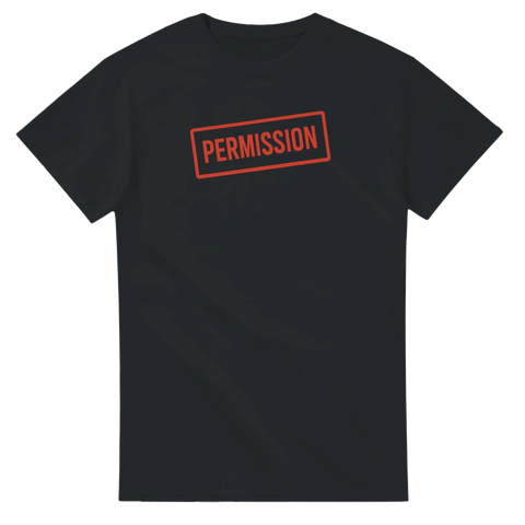 Rolig t-shirt med röd stämpeltexten Permission – humoristisk och ironisk design.