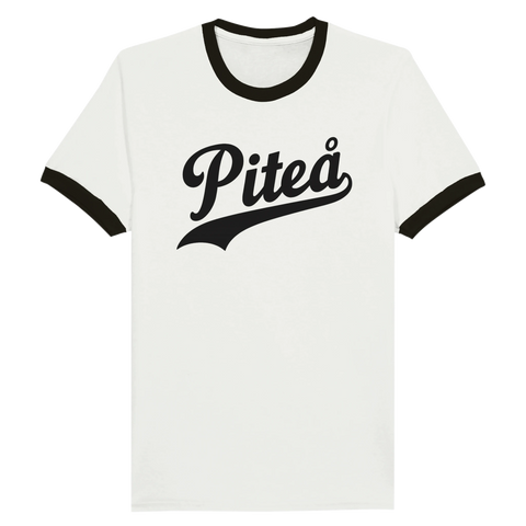 Vit ringer t-shirt med svarta detaljer och svart “Piteå”-text i retrostil