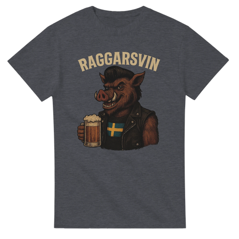 Mörkgrå t-shirt med illustration av ett grisliknande raggar-svin i jeansväst som håller en öl, med texten “Raggarsvin” ovanför