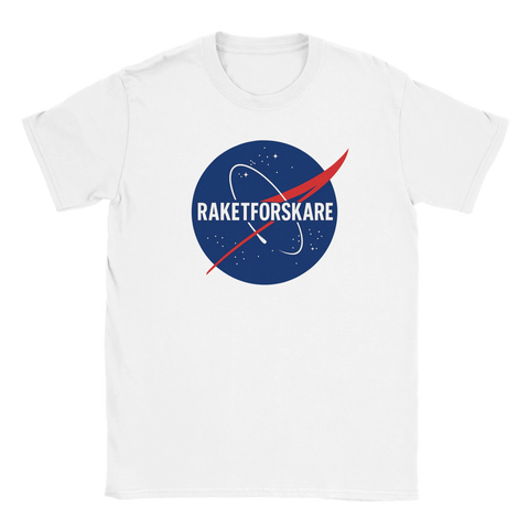 Vit t-shirt med NASA-inspirerad logotyp och texten "Raketforskare"