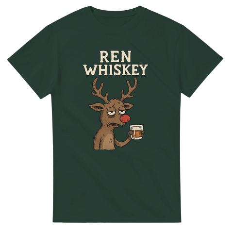 Grön t-shirt med rolig ren som håller ett whiskeyglas och texten “Ren Whiskey”