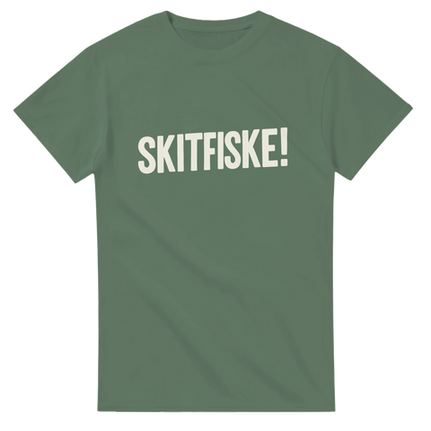 Grön t-shirt med enkel text i vitt: "SKITFISKE!" i versaler. Perfekt för Sportfiskare