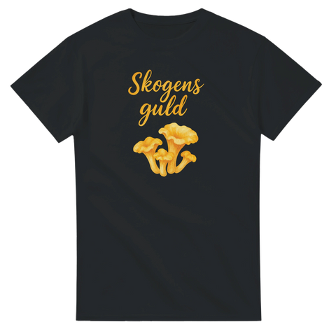 Rolig t-shirt med motiv av kantareller och texten Skogens guld. Perfekt för svampplockare och naturälskare.
