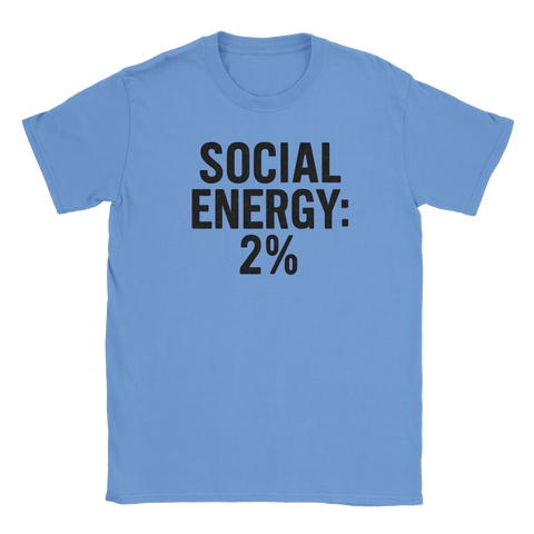 Blå t-shirt med svart text “Social Energy: 2%” – en trött och rolig kommentar på social utmattning