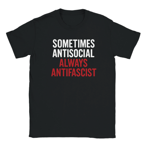 T-shirt med politiskt budskap: Sometimes antisocial, always antifascist – vit och röd text