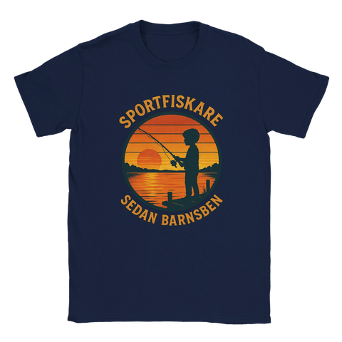 T-shirt med motiv av barn som fiskar i solnedgång och texten Sportfiskare sedan barnsben