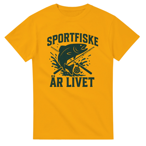 Gul t-shirt med grafiskt motiv av fisk som hugger framför två fiskespön och texten "Sportfiske är livet" – perfekt för sportfiskare och outdoorfans