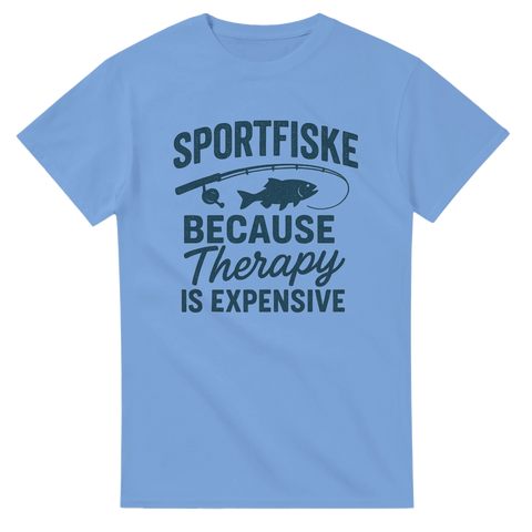 Blå t-shirt med grafiskt motiv av fisk, fiskespö och texten "Sportfiske Because Therapy is Expensive" – humoristisk t-shirt för sportfiskare