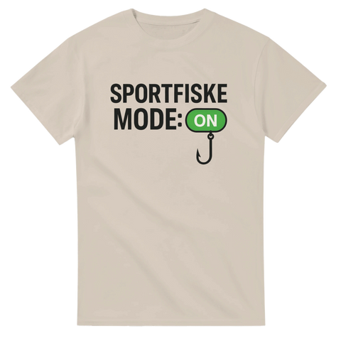 Beige t-shirt med texten "Sportfiske Mode: ON" och illustration av en fiskekrok – perfekt humortröja för sportfiskare