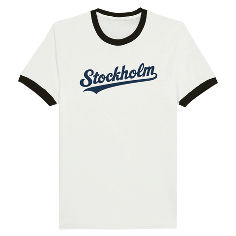 Vit ringer t-shirt med svarta ärmslut och krage, samt blå retrostilad text “Stockholm” i skrivstil