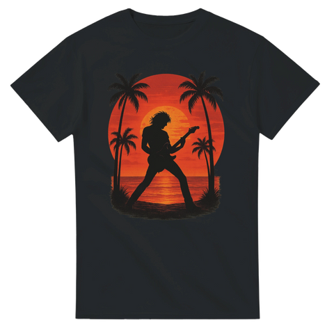 Svart t-shirt med en svart silhuett av en gitarrist som spelar framför en röd-orange solnedgång med palmer – en rockig, somrig design.