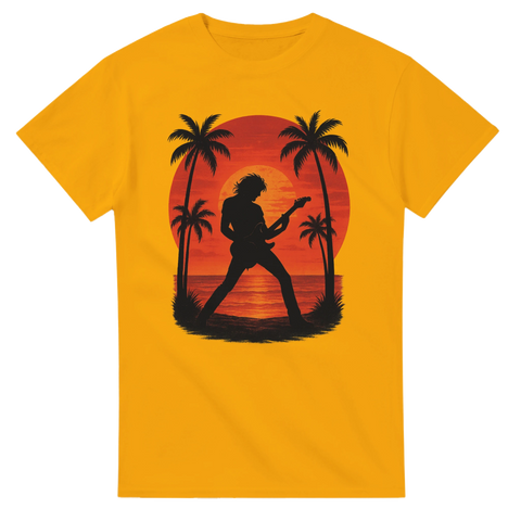 Gul t-shirt med en svart silhuett av en gitarrist som spelar framför en röd-orange solnedgång med palmer – en rockig, somrig design.