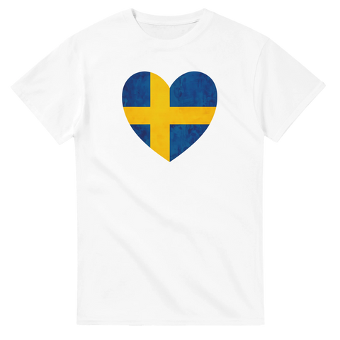 Vit t-shirt med hjärtformat motiv i blågula svenska flaggans färger – stilren nationaldagsdesign.