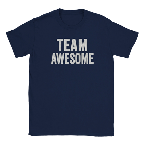 Mörkblå t-shirt med texten “Team Awesome”
