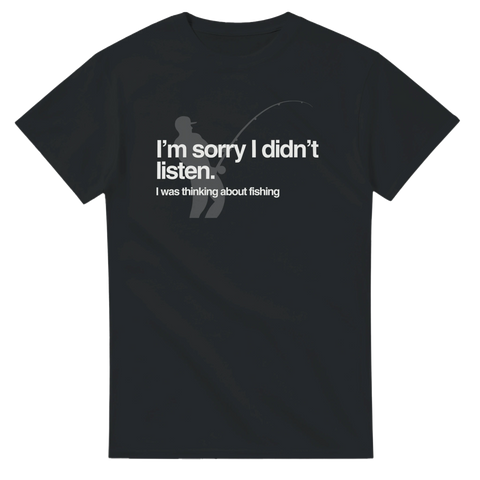 Svart t-shirt med vit text “I’m sorry I didn’t listen. I was thinking about fishing” och siluett av fiskare – perfekt för sportfiskare.