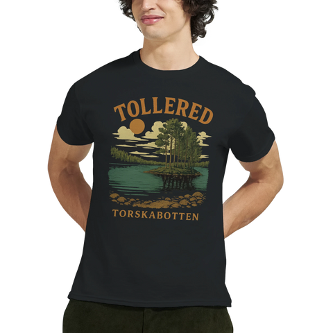 Svart T-shirt Original med texten "Tollered Torskabotten" och ett retroinspirerat naturmotiv föreställande skog, vatten och klippor i solnedgång
