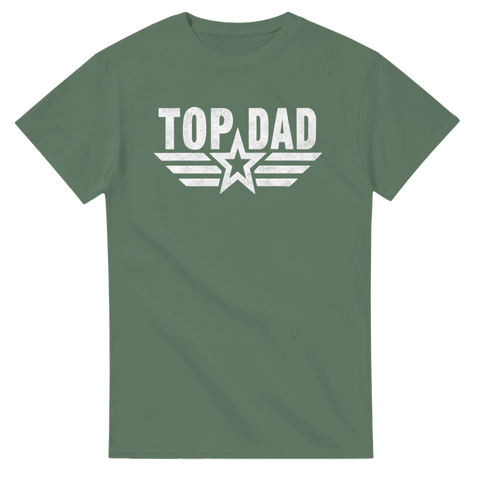 Militärgrön t-shirt med vit retrotext “Top Dad” och stjärnvingar – perfekt fars dag-tröja.