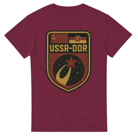 Vinröd t-shirt med retrodesign, USSR-DDR rymdpatch, Sovjet och DDR-samarbete i rymden, perfekt för historienördar och retroälskare