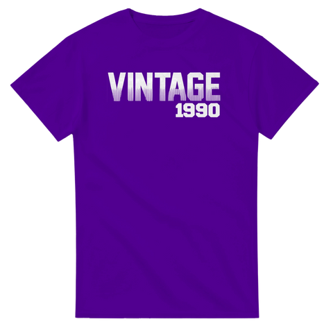Lila t-shirt med vit text “Vintage 1990” – retro födelseårströja för 90-talister.