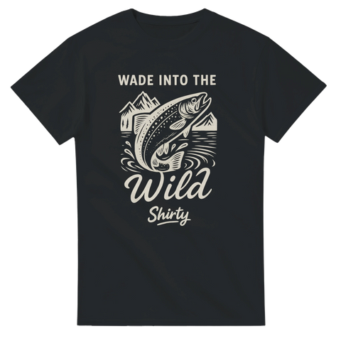 Svart t-shirt med texten Wade Into the Wild, linjeritning av öring, fjäll och vatten, Shirty-logo