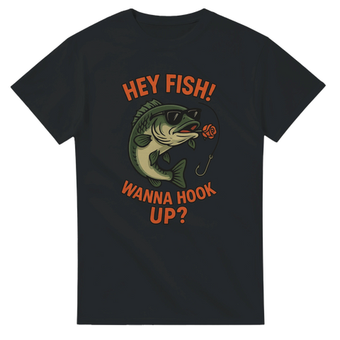 Svart t-shirt med tecknad bass i solglasögon och en flörtig fiskekrok, samt texten "Hey fish! Wanna hook up?" i röd-orange retrostil