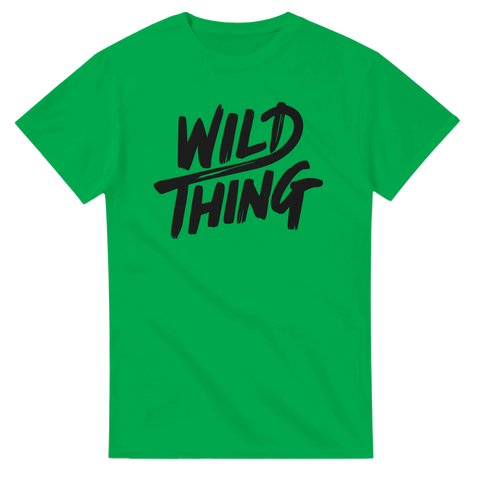 Grön t-shirt med svart texten Wild Thing i handskriven stil