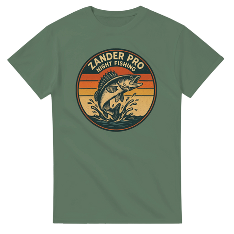 Grön sportfiske-tshirt med texten "Zander Pro – Night Fishing" och en tecknad huggande gös över ett gummibete, perfekt för gösfiskare
