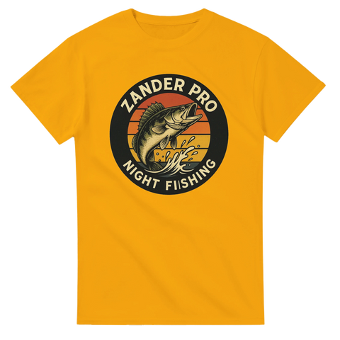 Gul sportfiske-tshirt med texten "Zander Pro – Night Fishing" och en tecknad huggande gös över ett gummibete, perfekt för gösfiskare