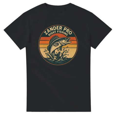 Svart t-shirt med texten "Zander Pro – Night Fishing" och en tecknad gös