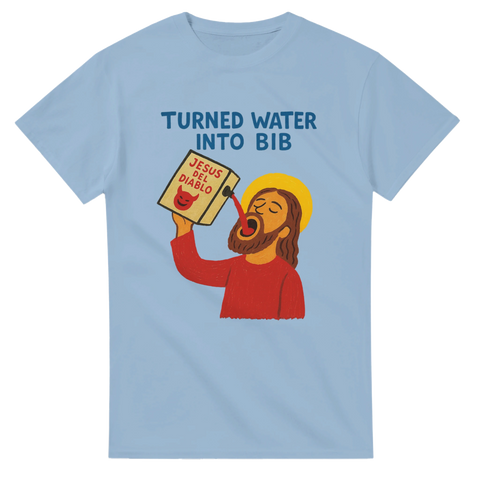 Ljusblå t-shirt med parodisk Jesusfigur som häller vin ur box, texten ”Turned Water into BiB”.