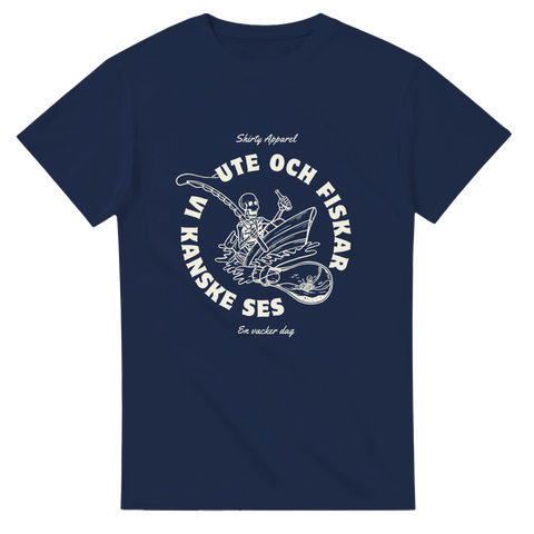 marinbla t-shirt med vitt tryck föreställande ett skelett i båt med metspö och text i cirkel: "Ute och fiskar – Vi kanske ses".