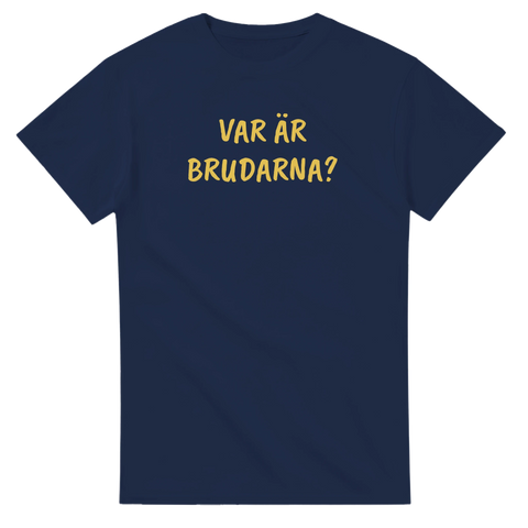 Mörkblå t-shirt med gul text “Var är brudarna?” i rolig stil