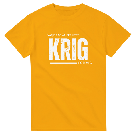 Gul t-shirt med texten “Varje dag är ett litet krig för mig” – humoristisk design om vardagskamp.