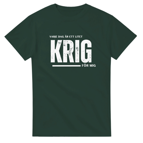 Grön t-shirt med texten “Varje dag är ett litet krig för mig” – humoristisk design om vardagskamp.