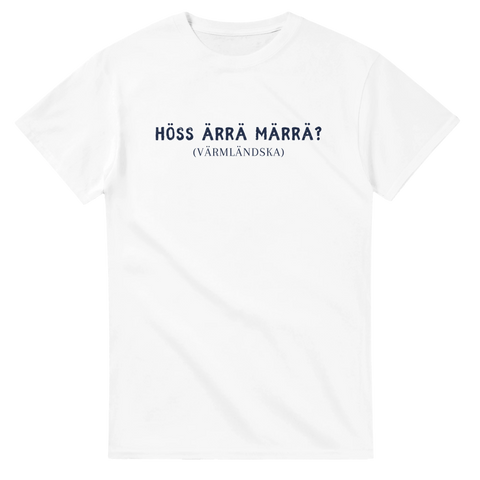 Vit t-shirt med mörkblå text “Höss ärrä määrrä? (Värmländska)” i enkel typografi.