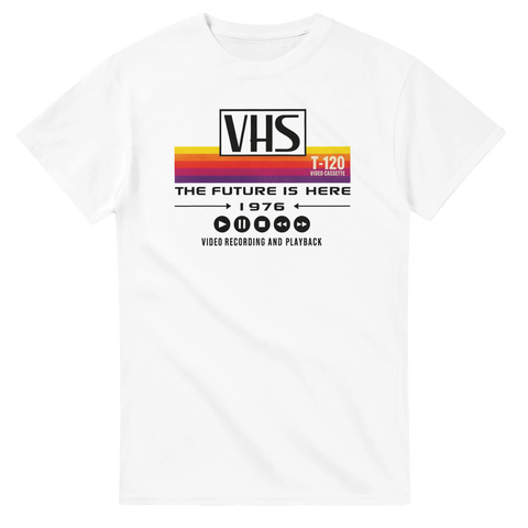 VHS retro t-shirt – vit med svart kant och vintageinspirerad design
