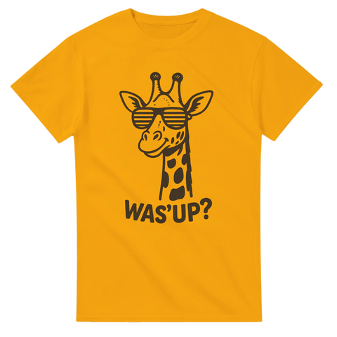 Gul t-shirt med giraff i solglasögon och texten "Was' Up?"