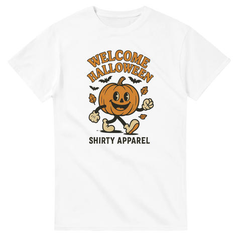Vit t-shirt med retro halloweenmotiv: glad pumpafigur, höstlöv och texten “Welcome Halloween – Shirty Apparel”.
