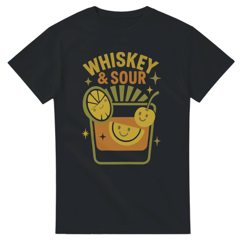 Svart t-shirt med glad whiskey sour-drink och texten ”Whiskey & Sour” – perfekt för whiskeyälskare och cocktailkvällar.
