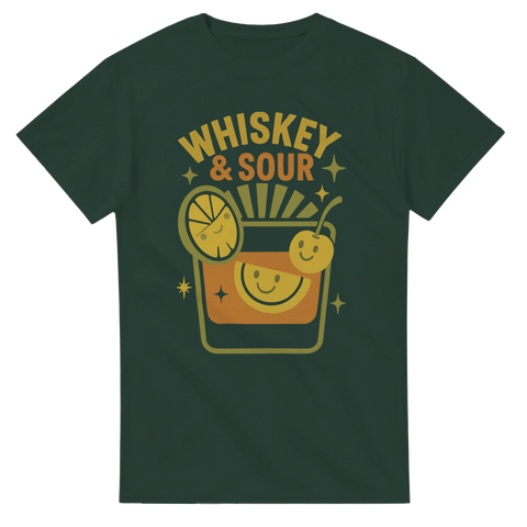 Grön t-shirt med glad whiskey sour-drink och texten ”Whiskey & Sour” – perfekt för whiskeyälskare och cocktailkvällar.