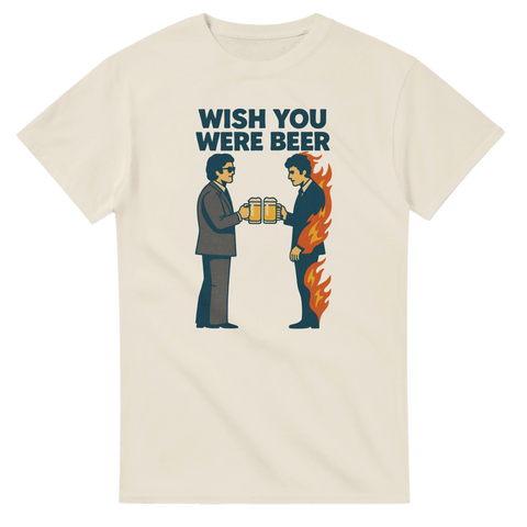 Rolig t-shirt med texten Wish You Were Beer och retro rockinspirerad illustration av två män som skålar med öl.