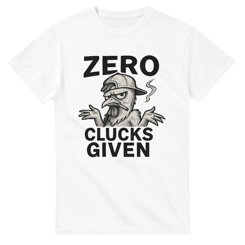 Vit t-shirt med en rökande, nonchalant kyckling och texten "Zero Clucks Given"