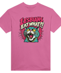 Rosa t-shirt med en färgglad förvånad katt och texten Lesbians Eat What?!.