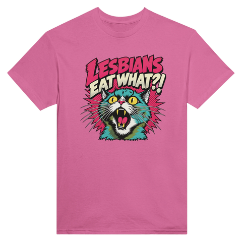 Rosa t-shirt med en färgglad förvånad katt och texten Lesbians Eat What?!.