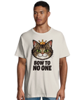 Man bär en oversized t-shirt med ett provokativt kattmotiv